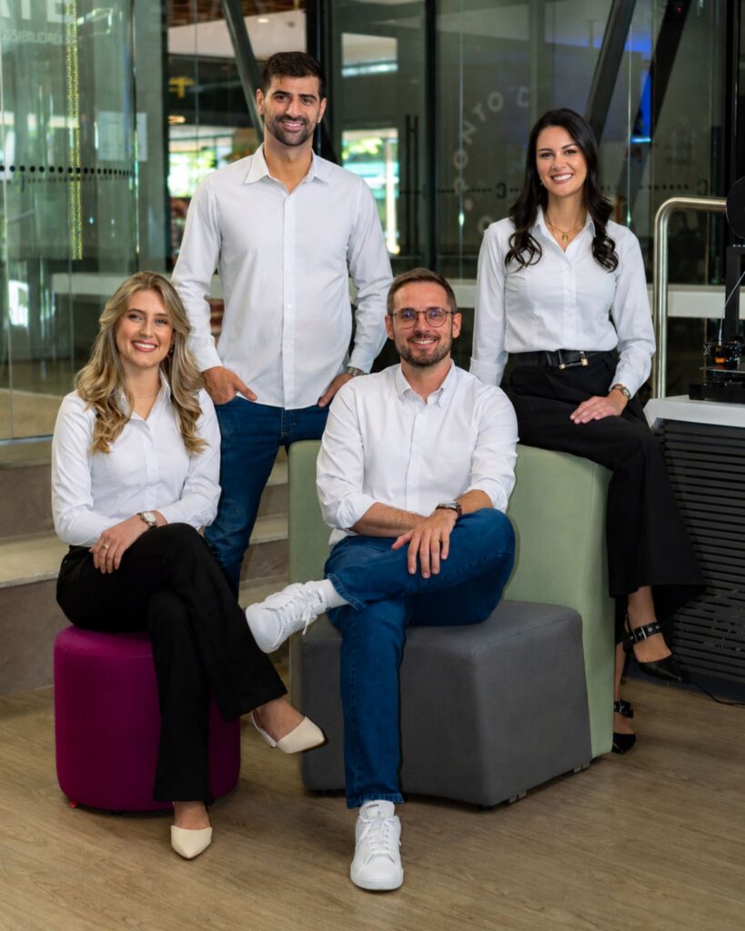 Equipe de sócios da TÁTICO reunida no escritório